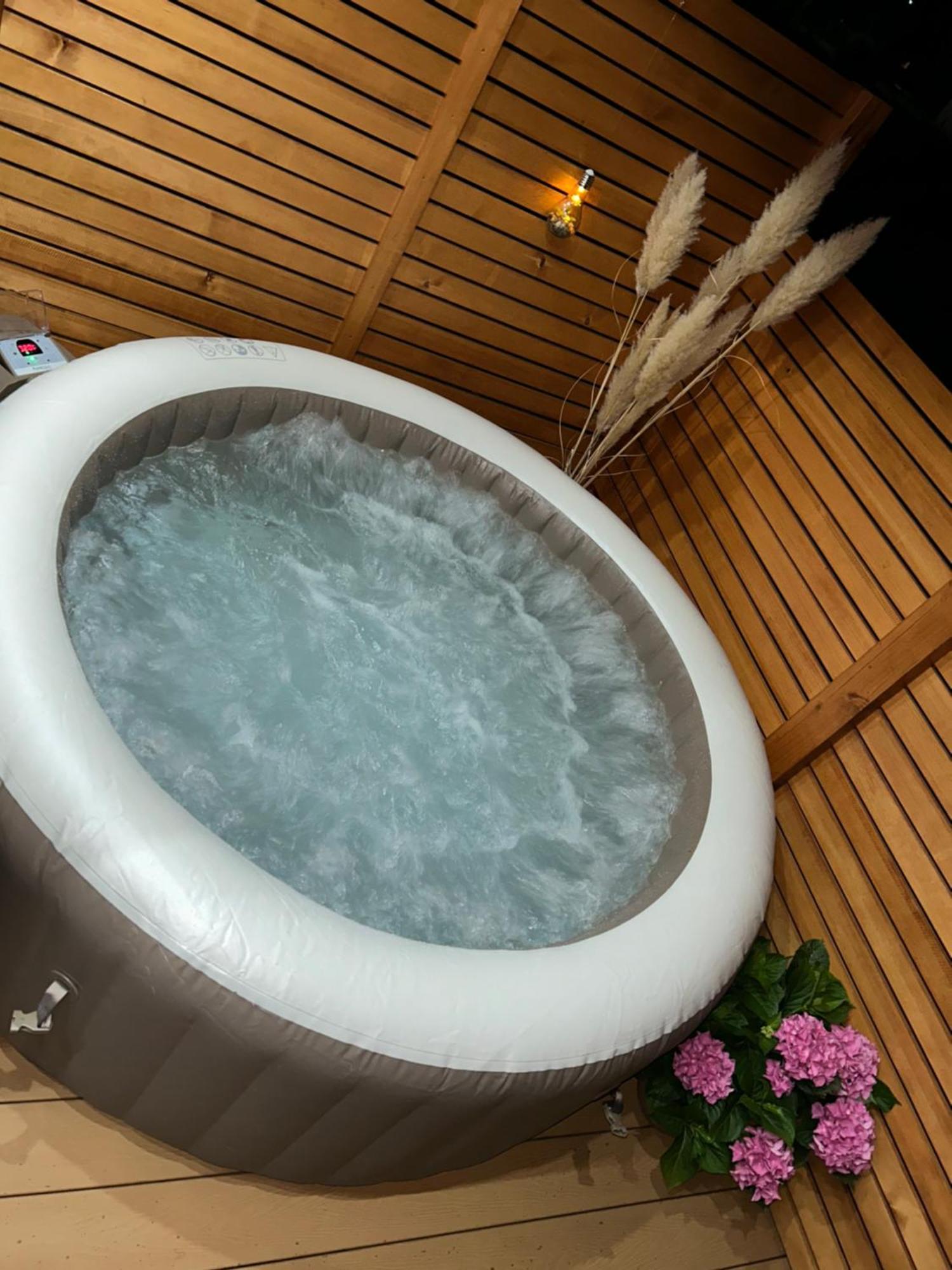 Honey Glamping With Jacuzzi Chalet